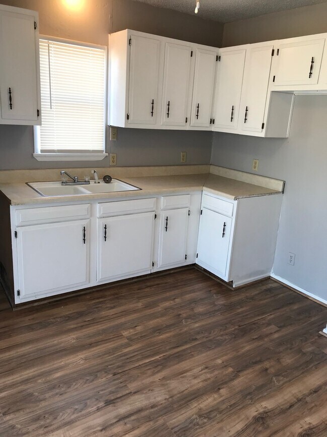 Foto del edificio - Updated 3 bedroom home sitting on 1 acre in Tuscola!!