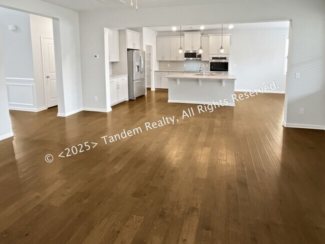 Foto del edificio - 8020 Forest Hills Dr