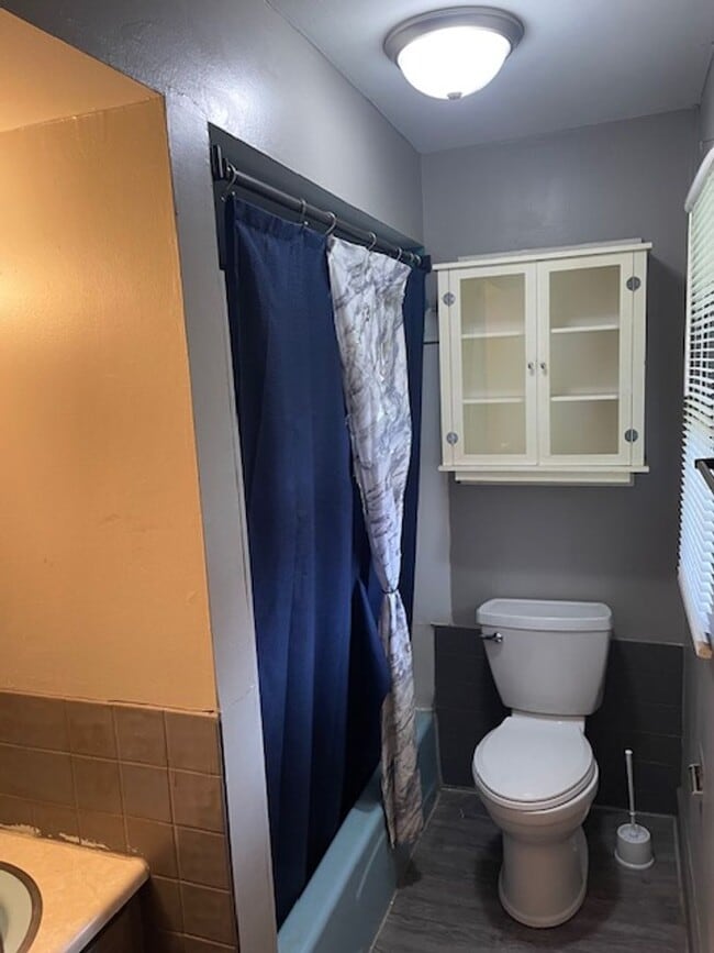 Building Photo - 1102 15th Ave NE