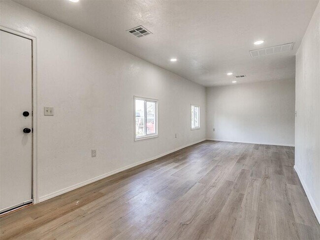 Building Photo - 6104 Jacks Ave