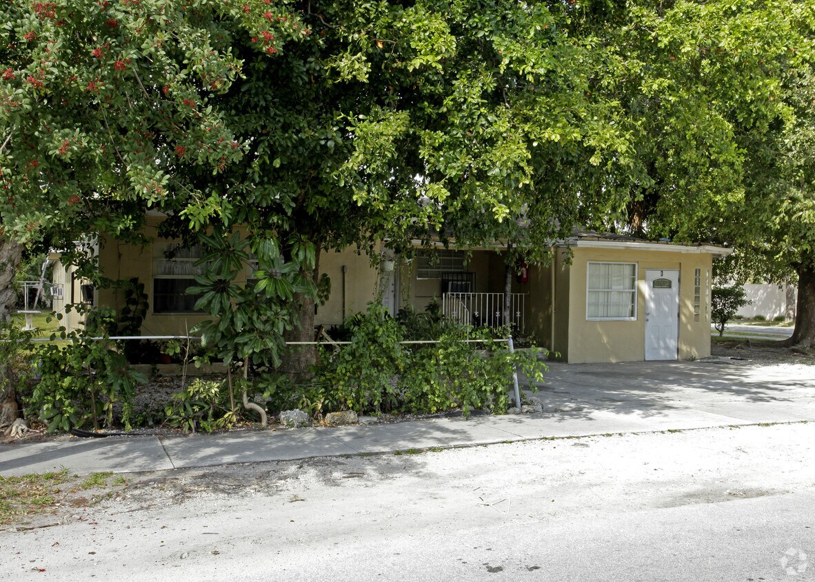 Foto del edificio - 790-796 NE 123rd St