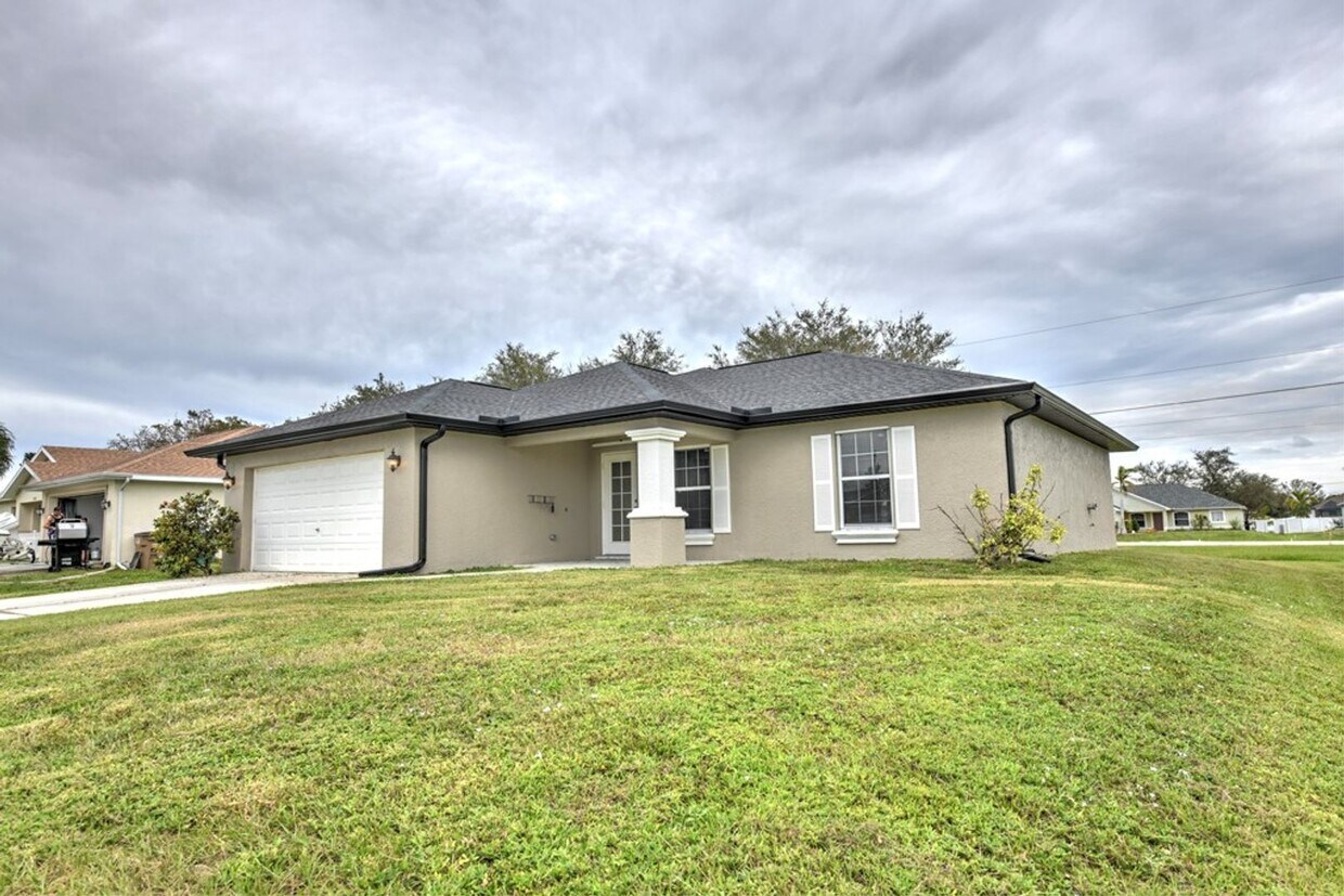 Foto principal - 3 bed 2 Bath 2 car Garage Great Backyard