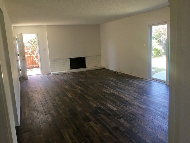 Building Photo - Beautiful 2 bedroom duplex near the beach!