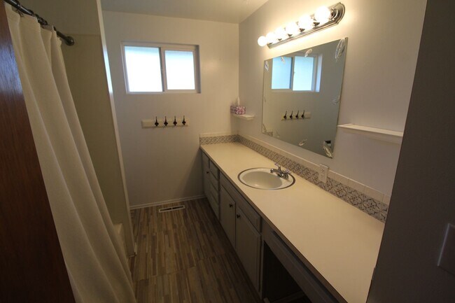 Foto del edificio - 4906 W Francis Ave
