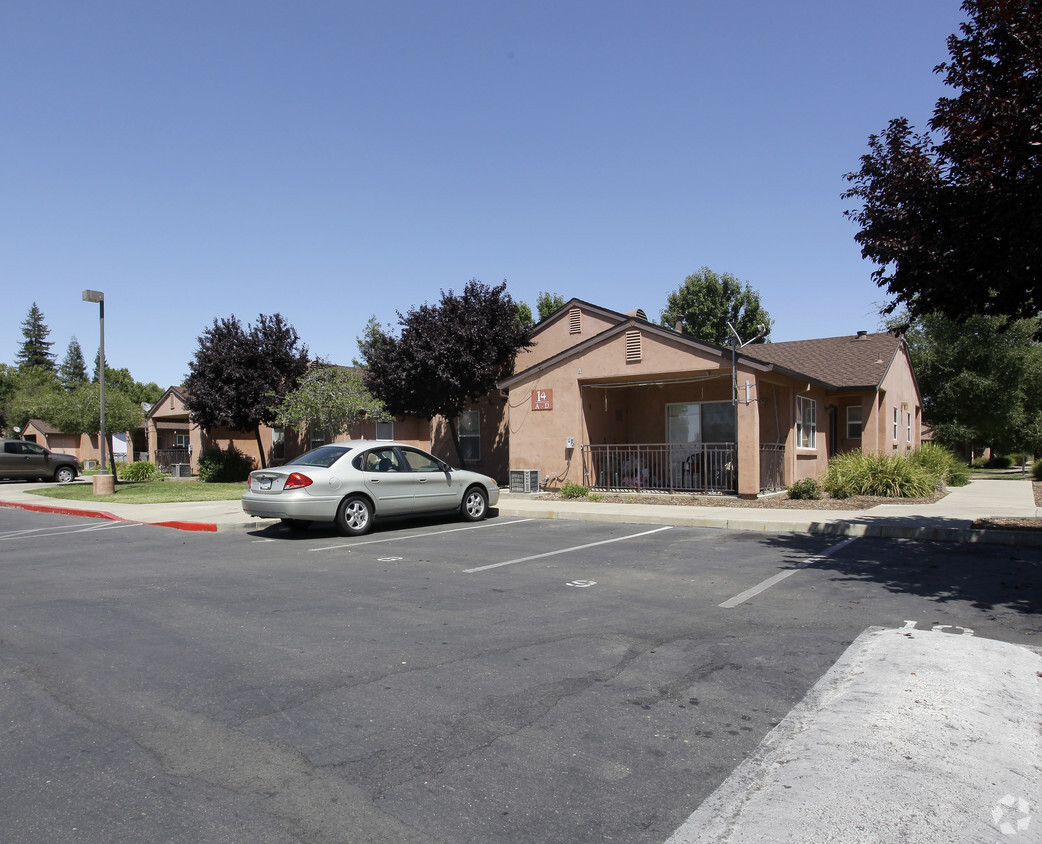 Foto del edificio - West Capital Courtyard Apartments