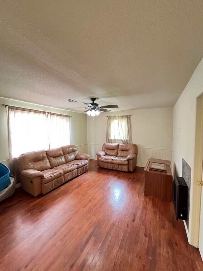 Foto del edificio - 3 bedroom 1 bath duplex perfect for a minimalist!!  South FAY, 1m I-49 access