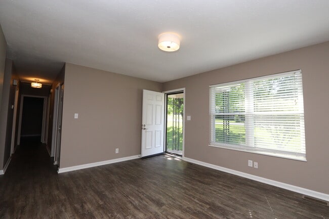 Foto del edificio - 6810 Village Green Blvd