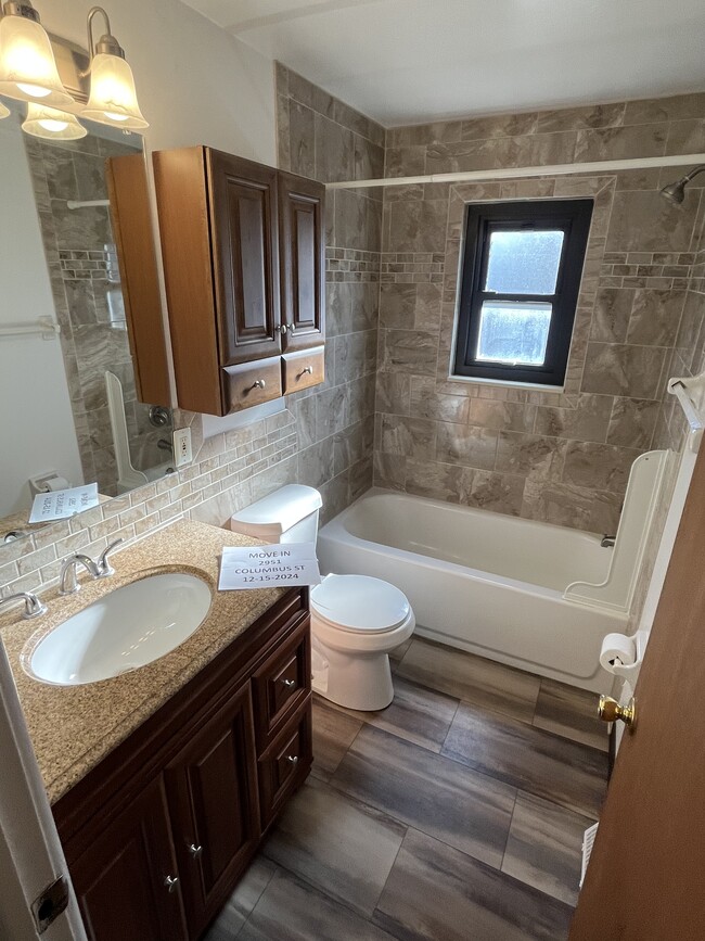 Full Bathroom - 2951 Columbus St