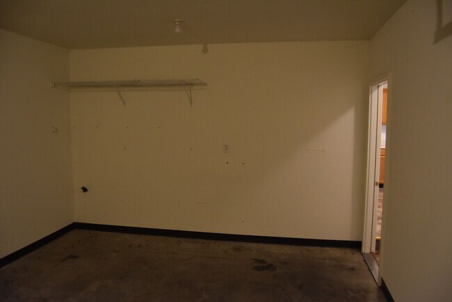 Foto del edificio - End Row Townhome w/ Garage
