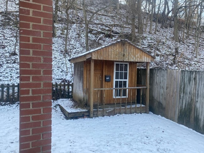 Building Photo - 3 Bedroom Home Available NOW!