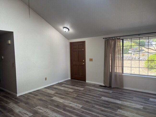 Foto del edificio - 1436 NW Island Lake Rd