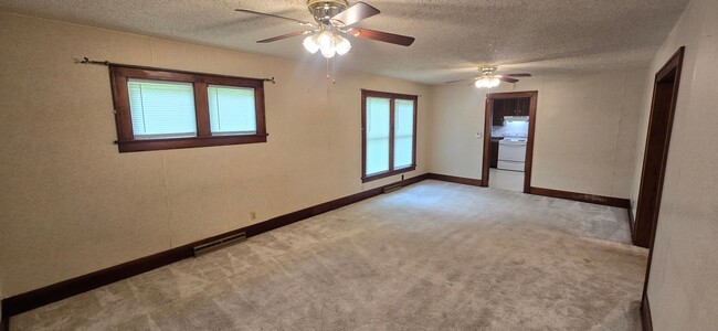 Building Photo - Spacious 2 bedroom with garage + 2 vehicle...