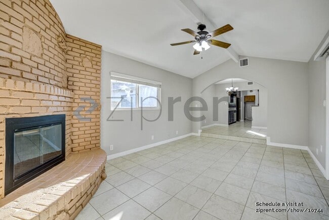 Foto del edificio - 16422 McRae Ave