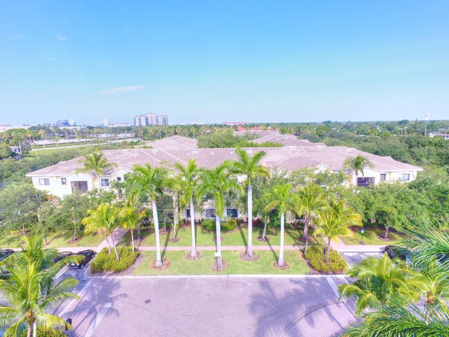 Building Photo - 3020 Alcazar Pl