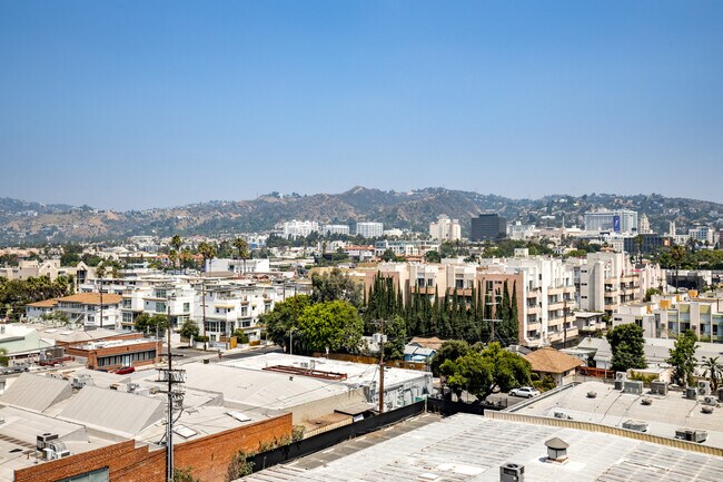 Foto del edificio - 6677 Santa Monica Blvd