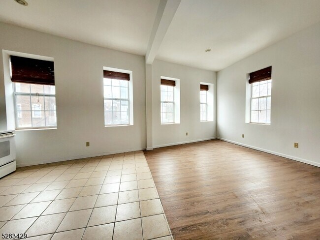 Building Photo - 360 Chambers St