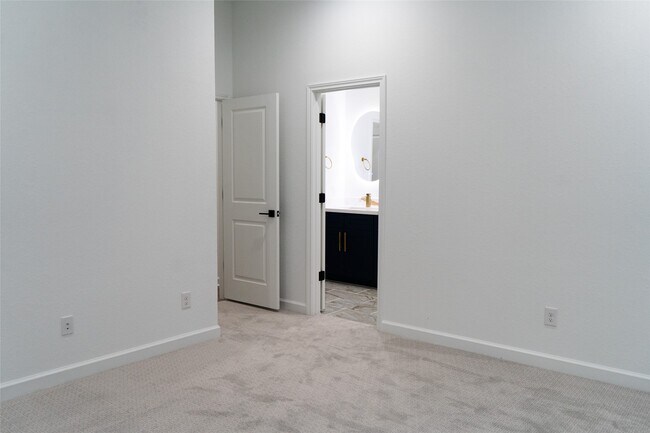 Building Photo - 5018 Dieppe St