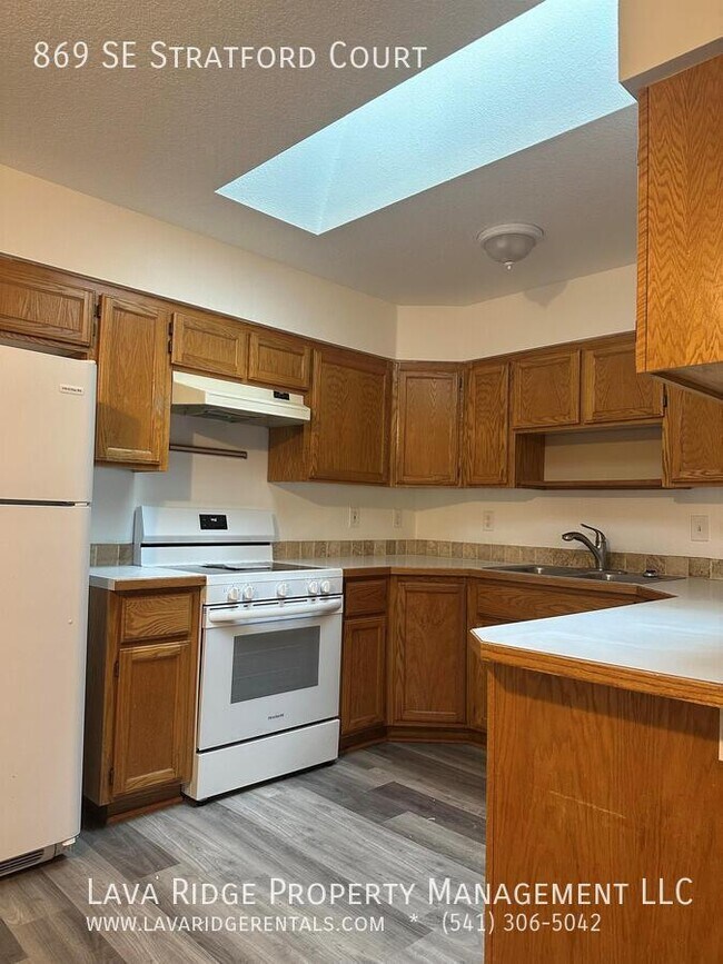 Building Photo - 869 SE Stratford Ct