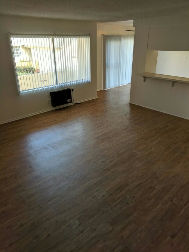 Foto del edificio - 10331 Western Ave