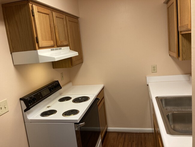 Kitchen - 5605 Happy Hollow Rd