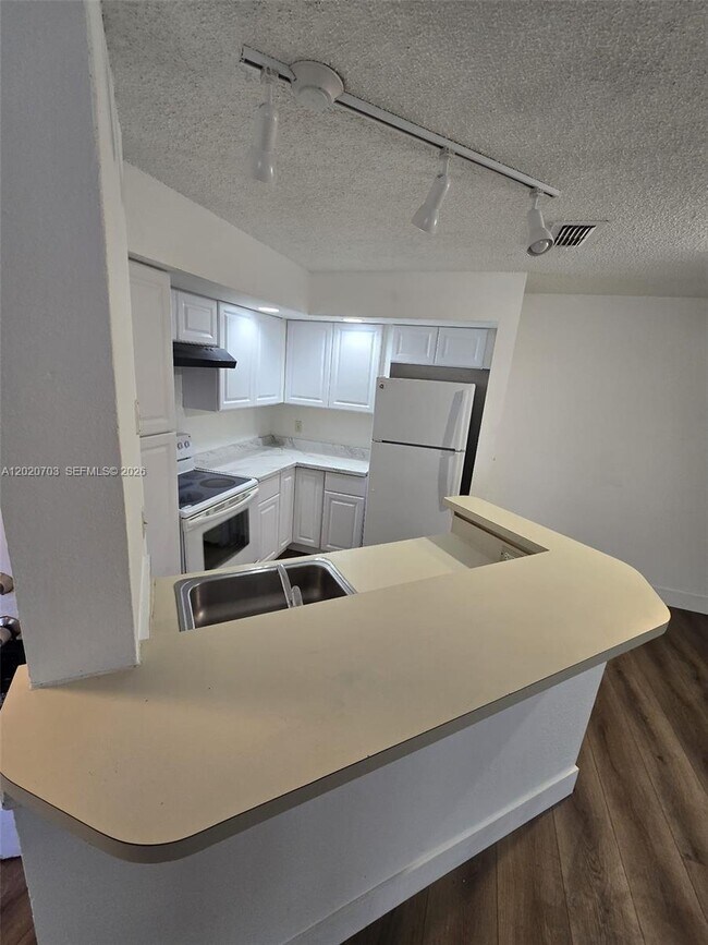 Foto del edificio - 3340 Pinewalk Dr N