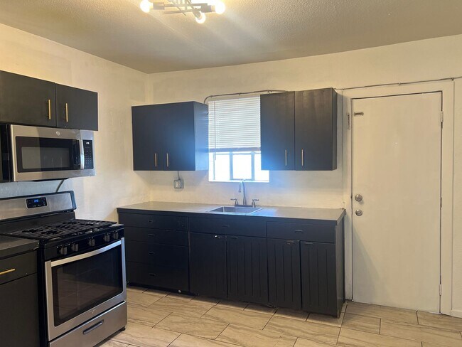 Building Photo - 4 bed 1 bath Home Available Now in Westwood! **Move-In Special**