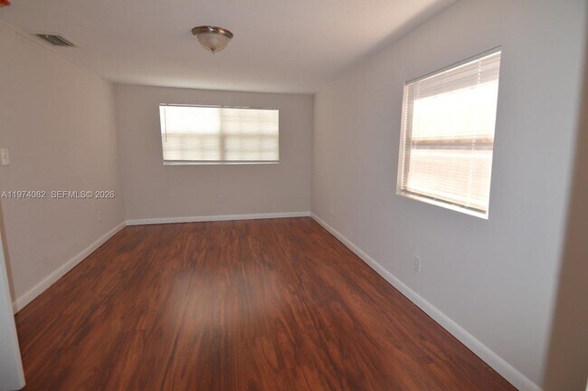 Foto del edificio - 731 NW 17th Ct