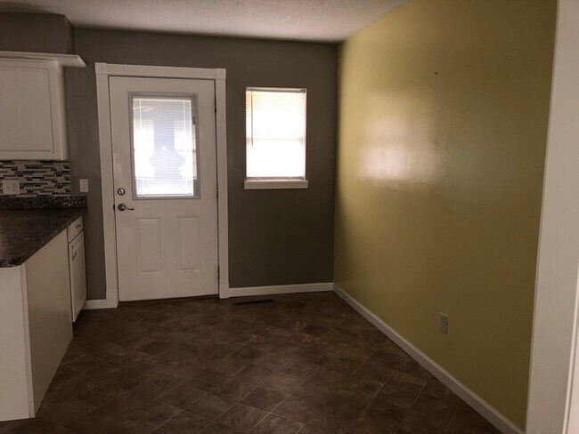 Foto del edificio - main level-3bed, 2 bath, lower level- fami...