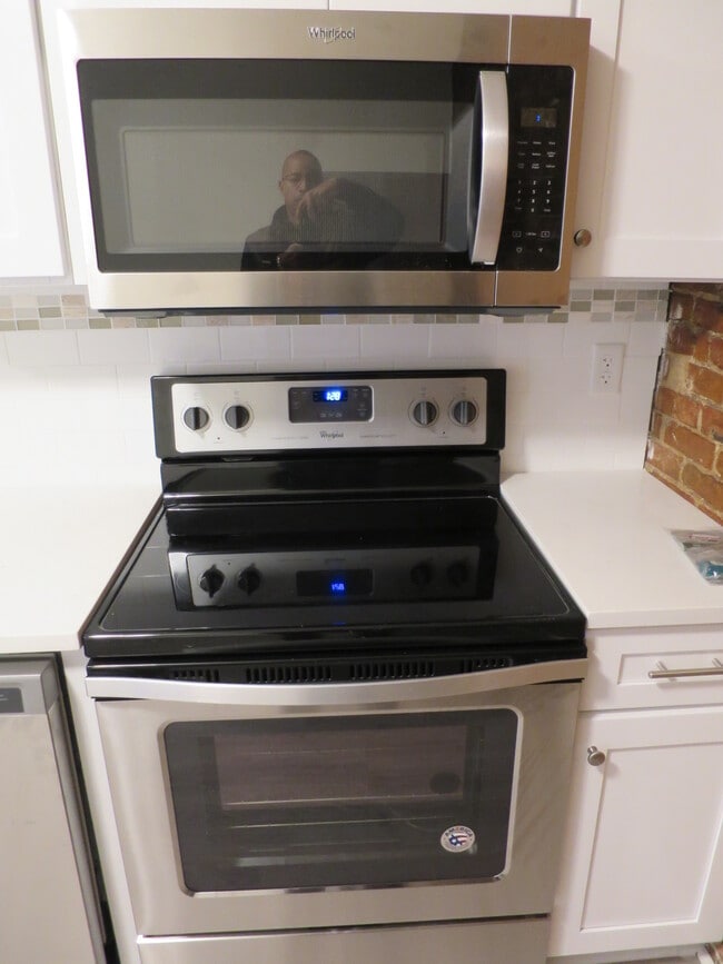 Building Photo - 3 Elm St