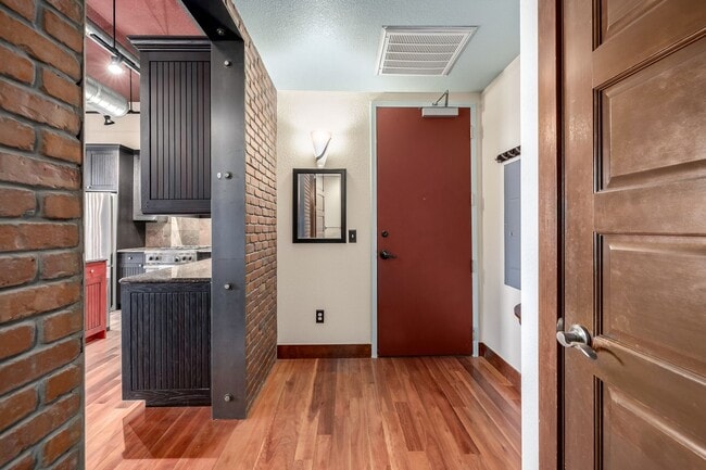 Building Photo - Furnished Luxury Old Town 1 Bedroom Condo