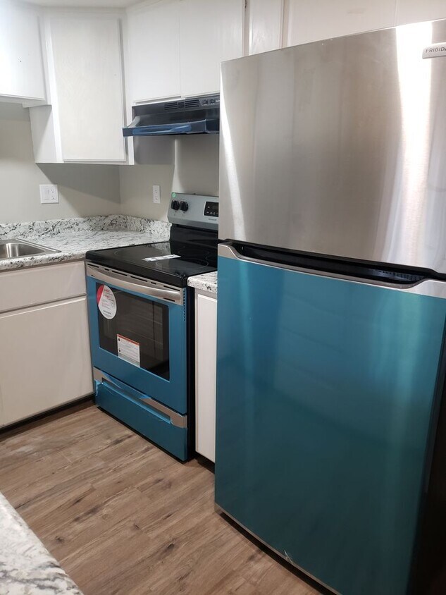 Foto principal - Renovated 2 bed / 1 bath with washer/dryer...