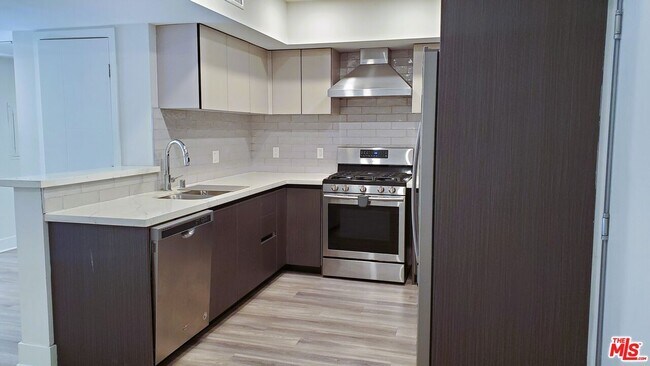 Foto del edificio - 5030 Rosewood Ave