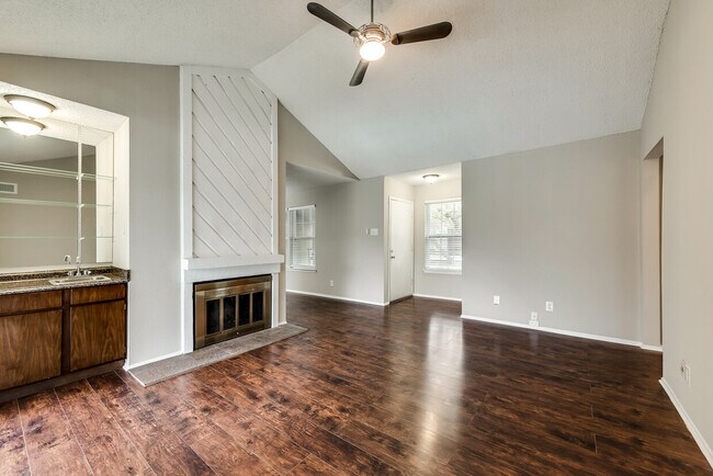 Foto del edificio - 5300 Keller Springs Rd