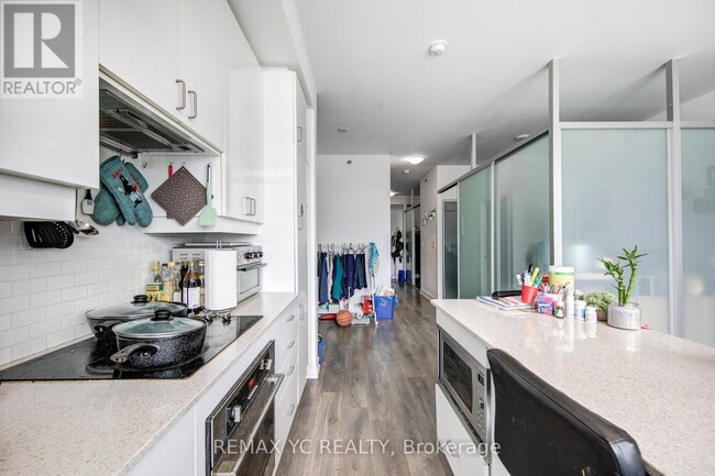 Building Photo - 426 University Ave