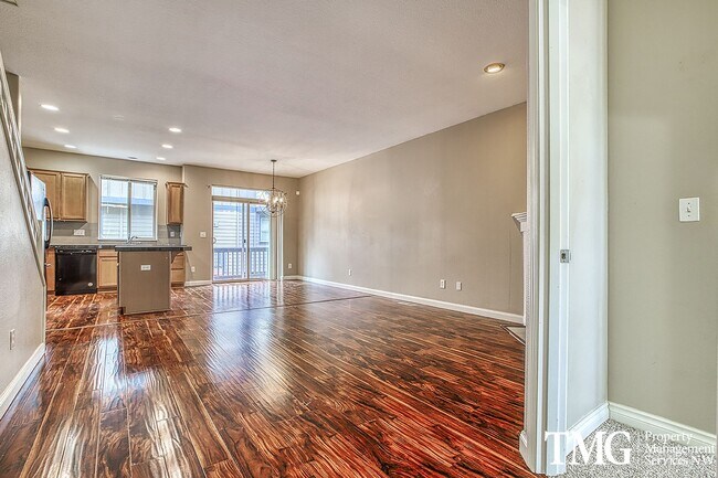Foto del edificio - Gorgeous Four Bedroom Townhome in Hillsboro!