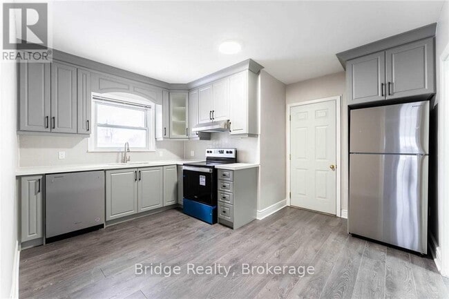 Building Photo - 208-208 Huron St