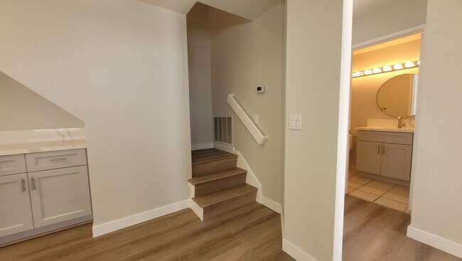 Building Photo - Canyon Bluffs Cutie - Newly Renovated