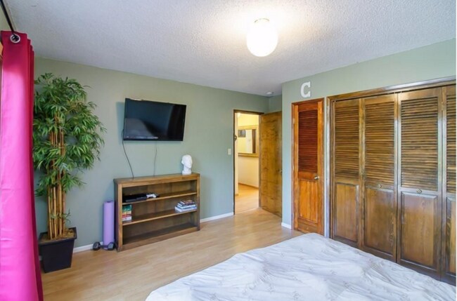 Building Photo - Modern house in a quiet neighborhood