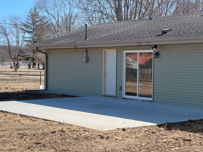 Gran patio en patio trasero cercado - 813 Eastmoor Dr