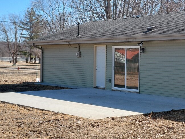 Large patio in fenced back yard - 813 Eastmoor Dr