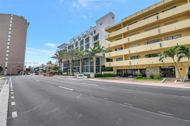 Building Photo - 2924 Collins Ave
