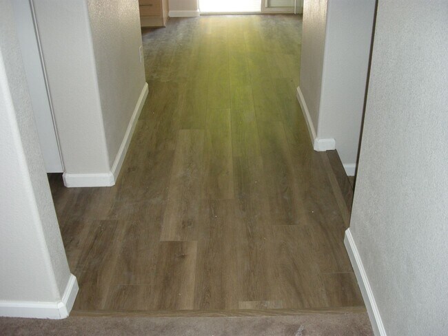 Foto del edificio - Two Bedroom, Two and a Half Bath Townhome ...