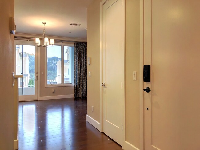 Building Photo - Beautiful 3 Bed, 2 Bath Bi-Level Condo @ S...