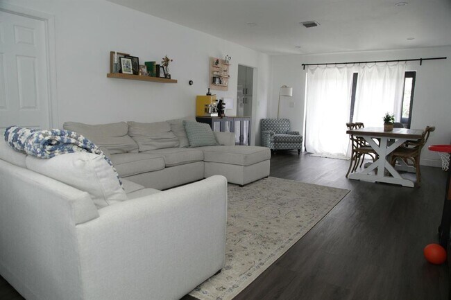 Foto del edificio - 6451 Pershing St