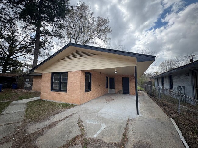 Foto del edificio - Beautiful 3 Bedroom/1&1/2 Bath Home with Central Air & Heat