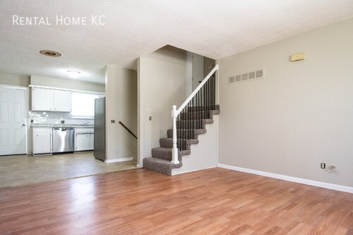 Building Photo - 3-bed / 1-bath split-level duplex w/fenced...