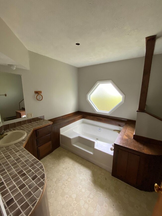 Building Photo - 3 bed, 1 bath home.