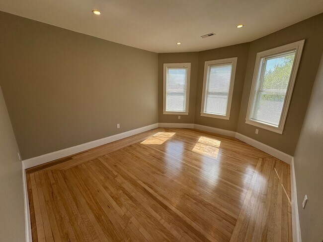 Foto del edificio - Amazing 4 bed 2 bath in Somerville.....