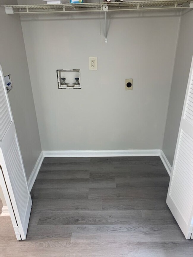 Foto del edificio - This charming 3-bed, 2.5-bath townhome is available for rent.