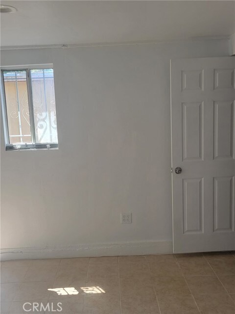 Building Photo - 858 W 33rd Way